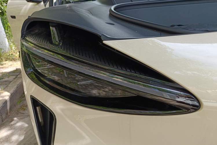 Used Xiaomi Auto YU7 2025 Ultra-Long Range Rear-Wheel Drive Version Right Front Headlight