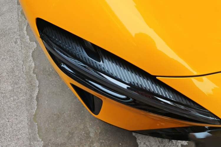 Used Xiaomi Auto YU7 2025 Ultra-Long Range Rear-Wheel Drive Version Right Front Headlight