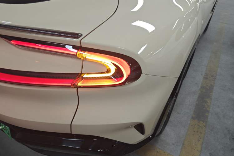 Used Xiaomi Auto YU7 2025 Ultra-Long Range Rear-Wheel Drive Version Right Rear Taillight