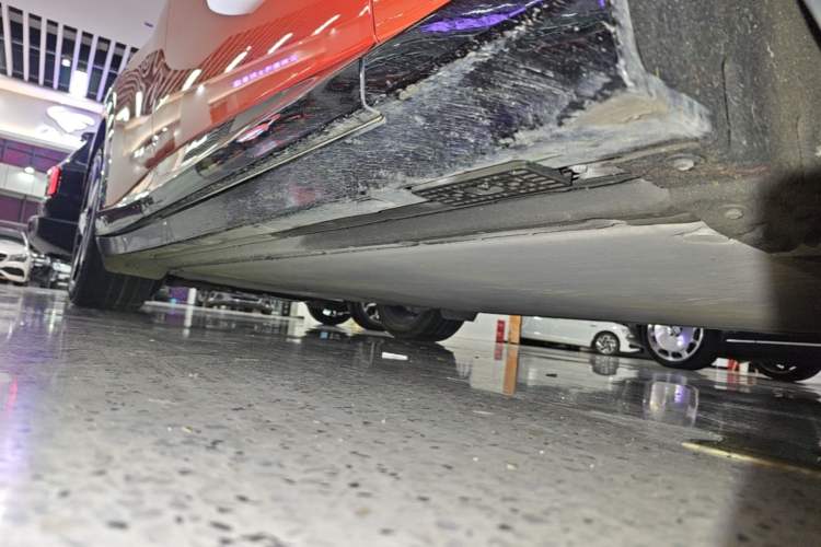 Used Xiaomi Auto YU7 2025 Ultra-Long Range High-Performance All-Wheel-Drive Max Edition Right Side Sill