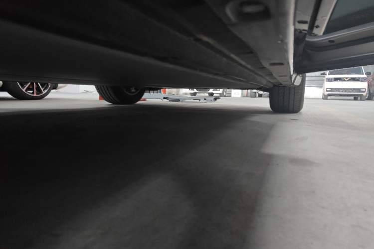 Used Xiaomi Auto YU7 2025 Ultra-Long Range Rear-Wheel Drive Version Right Side Sill