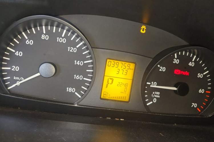 Used Xinkai Sprinter 2015 3.5L Standard Version Odometer Close Up