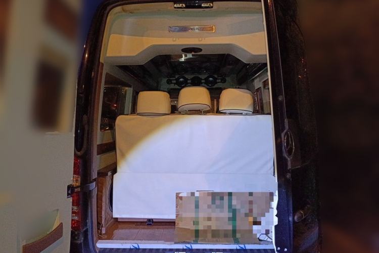 Used Xinkai Sprinter 2015 3.5L Standard Version Trunk
