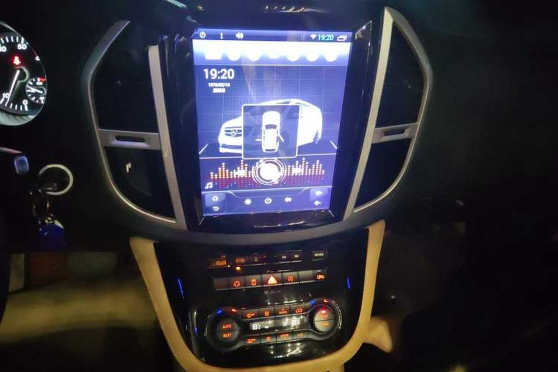 Used Xinkai V-Class 2017 Zhunyue V 260 L High-Roof Model Audio And AC Panel