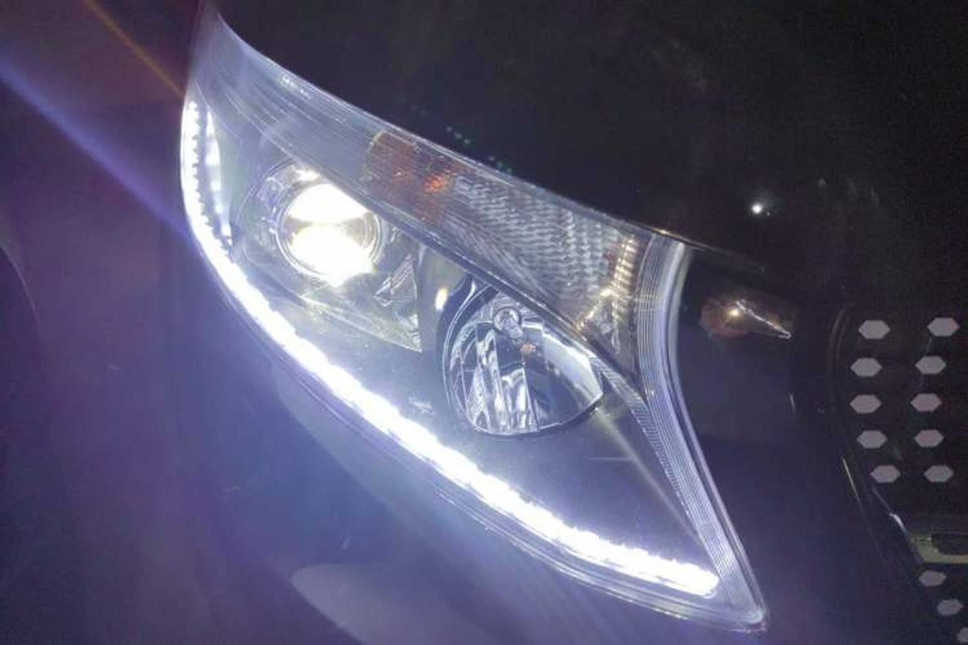 Used Xinkai V-Class 2017 Zhunyue V 260 L High-Roof Model Right Front Headlight