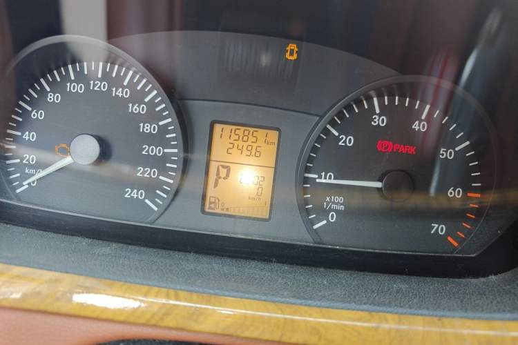 Used Xinkai Vito 2015 3.0L Standard Edition Odometer Close Up
