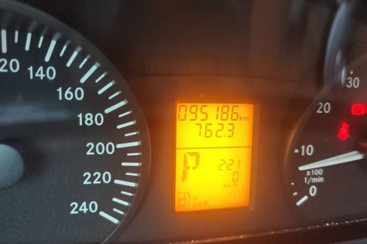 Used Xinkai Vito 2015 3.0L Standard Edition Odometer Close Up
