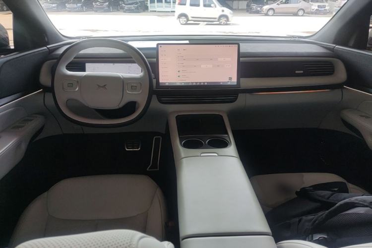 Used XPeng G6 2023 755 Ultra-Long Range Max Center Console