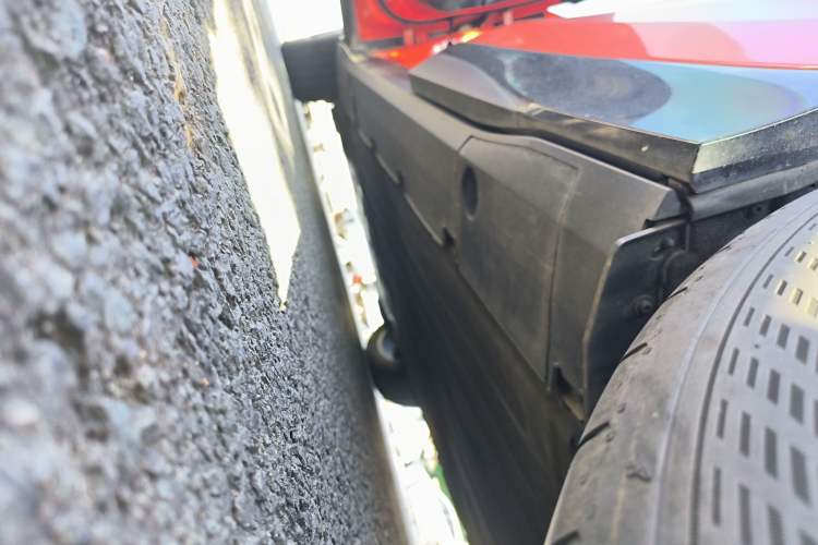 Used XPeng G6 2023 580 Long-Range Pro Left Side Sill