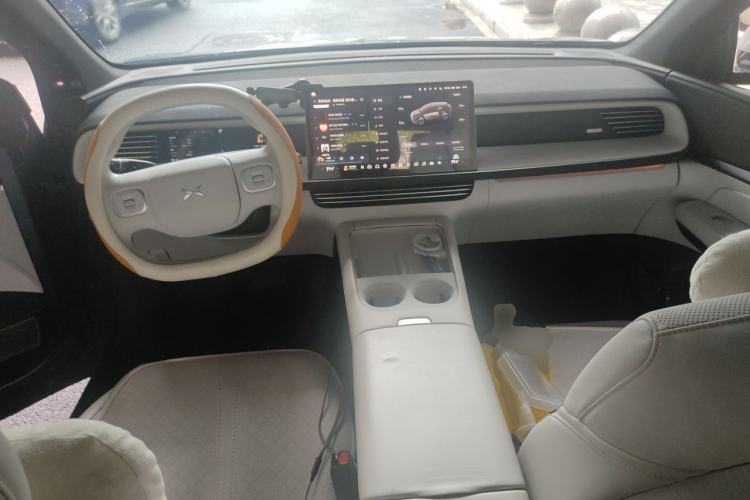 Used XPeng G6 2023 755 Ultra-Long Range Max Center Console