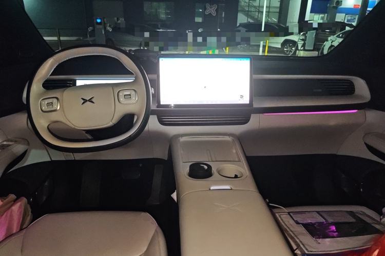 Used XPeng G6 2023 755 Ultra-Long Range Max Center Console