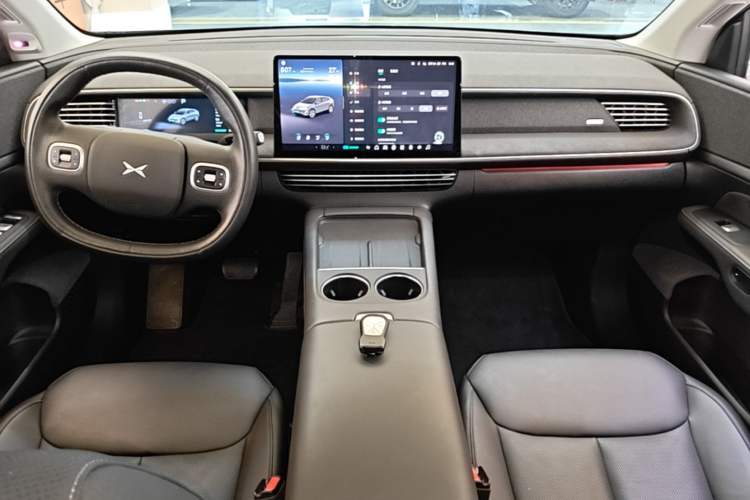 Used XPeng G6 2023 580 Long-Range Max Center Console