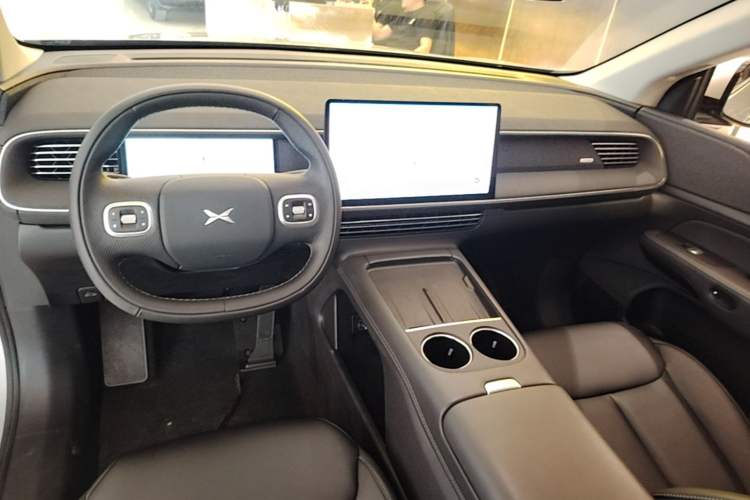 Used XPeng G6 2023 755 Ultra-Long Range Pro Center Console