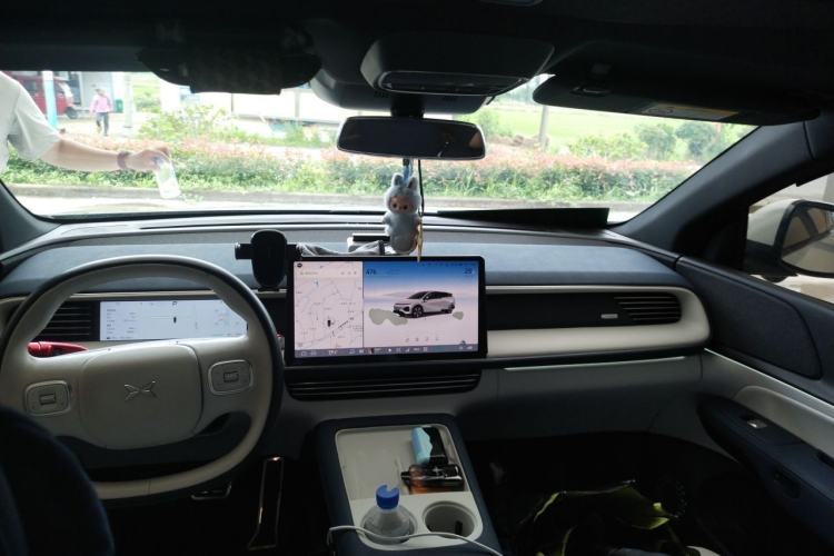 Used XPeng G6 2023 755 Ultra-Long Range Max Center Console