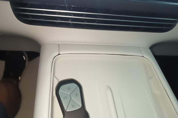 Used XPeng G6 2023 755 Ultra-Long Range Max Gear Lever