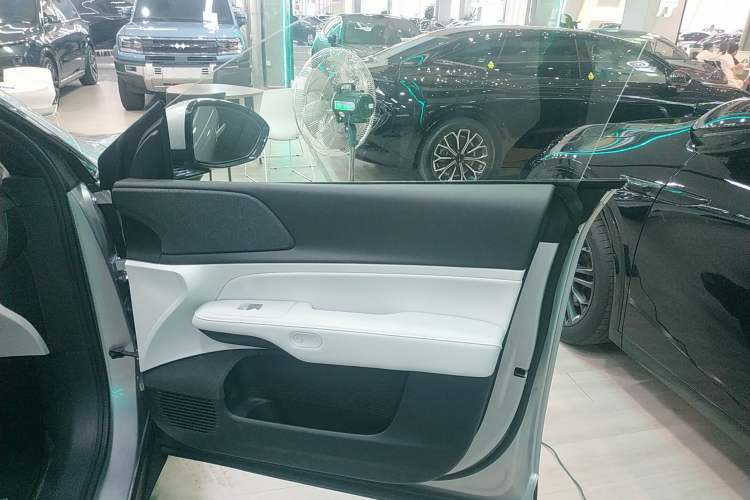 Used XPeng G6 2023 580 Long-Range Max Interior 5