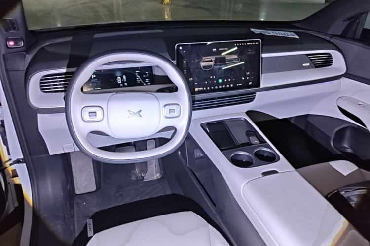 Used XPeng G6 2023 755 Ultra-Long Range Max Center Console