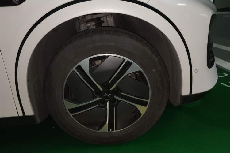 Used XPeng G6 2023 755 Ultra-Long Range Max Right Front Wheel Hub