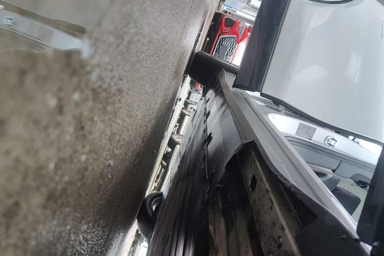 Used XPeng G6 2023 580 Long-Range Pro Right Side Sill