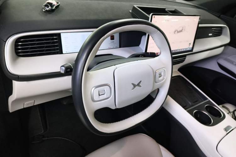 Used XPeng G6 2023 755 Ultra-Long Range Max Steering Wheel