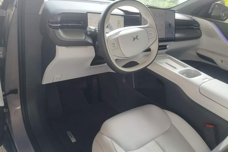 Used XPeng G6 2025 625 Long-Range Max Flagship Edition Center Console