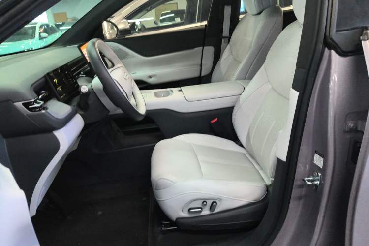 Used XPeng G6 2025 625 Long-Range Max Flagship Edition Left Front Seat
