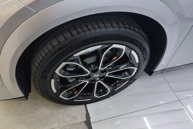 Used XPeng G6 2025 625 Long-Range Max Flagship Edition Exterior 4