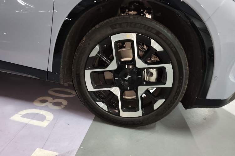 Used XPeng G7 2025 Model—702 Ultra Long Range Right Front Wheel Hub