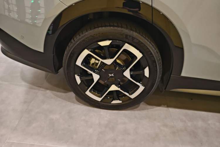 Used XPeng G7 2025 Model—702 Ultra Long Range Right Rear Wheel Hub