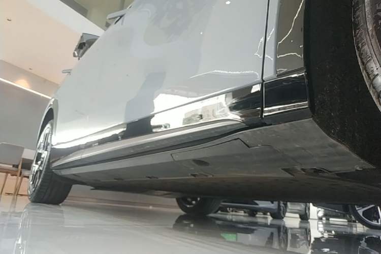 Used XPeng G7 2025 Model—702 Ultra Long Range Right Side Sill