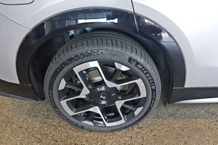 Used XPeng G7 2025 Model—702 Ultra Long Range Right Rear Wheel Hub