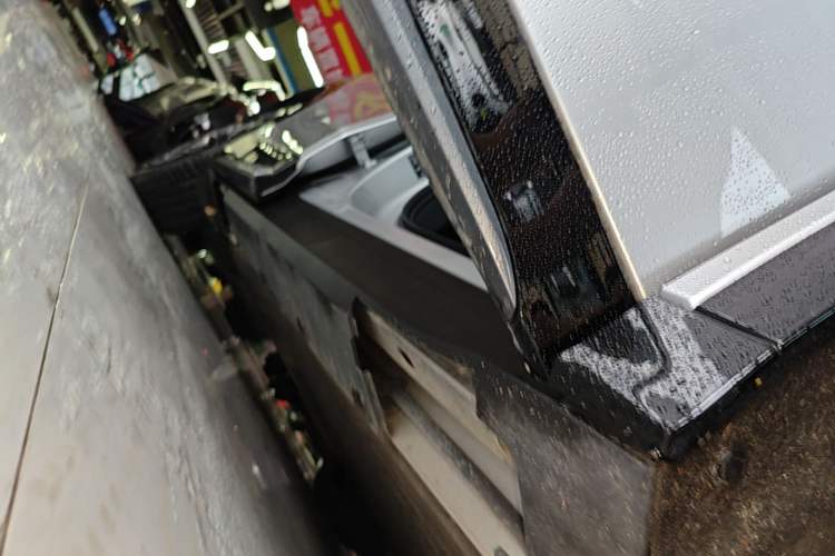 Used XPeng G7 2025 Model—702 Ultra Long Range Right Side Sill
