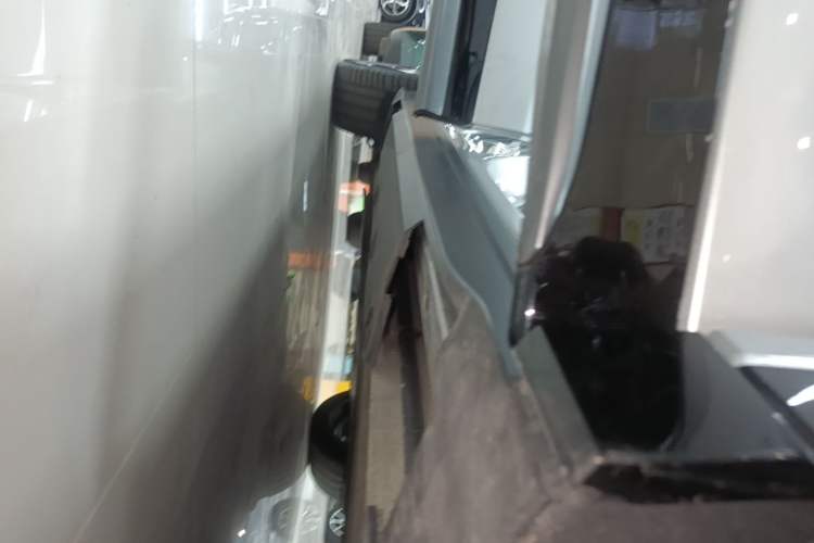 Used XPeng G7 2025 Model—702 Ultra Long Range Right Side Sill
