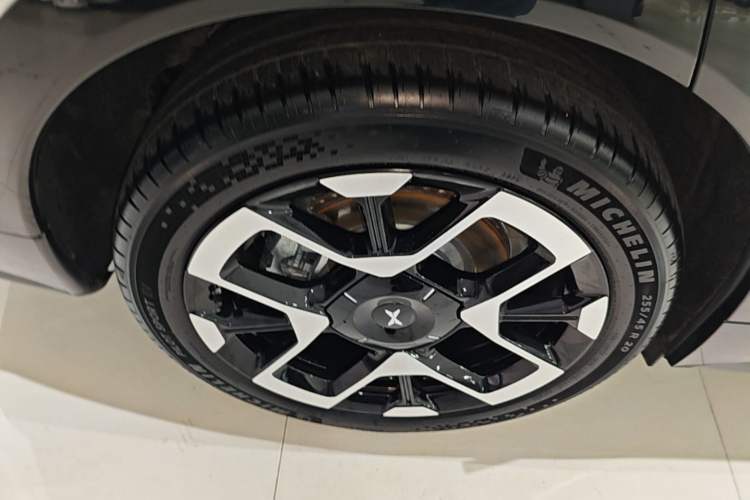 Used XPeng G7 2025 Model—702 Ultra Long Range Right Rear Wheel Hub