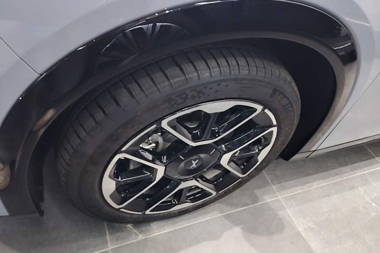 Used XPeng G7 2026 Model, Range-Extended 1704 Max Flagship Edition Left Front Wheel Hub