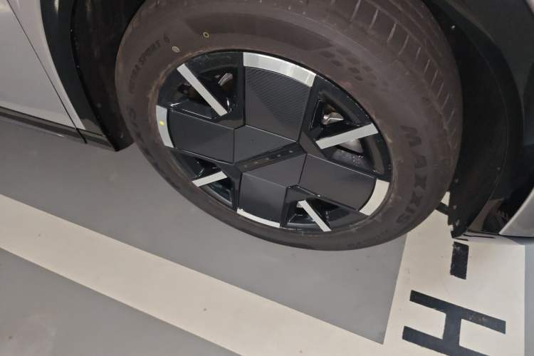 Used XPeng G7 2026 Model, Range-Extended 1704 Max Flagship Edition Right Front Wheel Hub