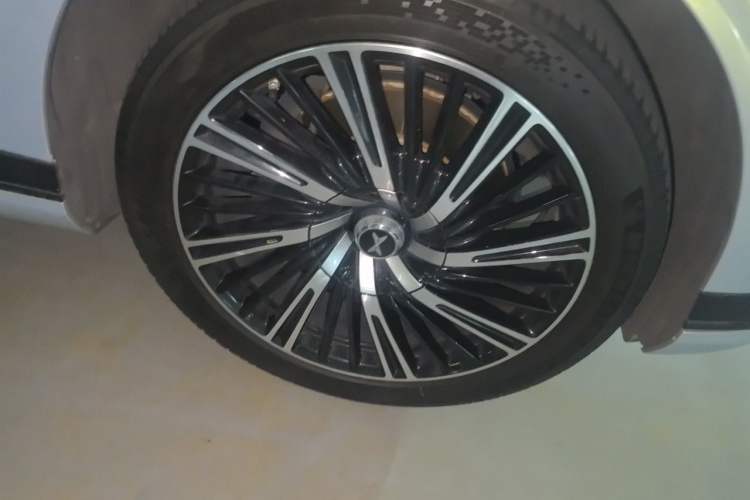 Used XPeng G9 2022 570 Max Right Front Wheel Hub