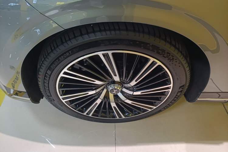 Used XPeng G9 2022 650 Performance Edition Max Left Front Wheel Hub