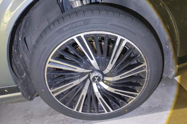Used XPeng G9 2022 650 Performance Edition Pro Right Front Wheel Hub