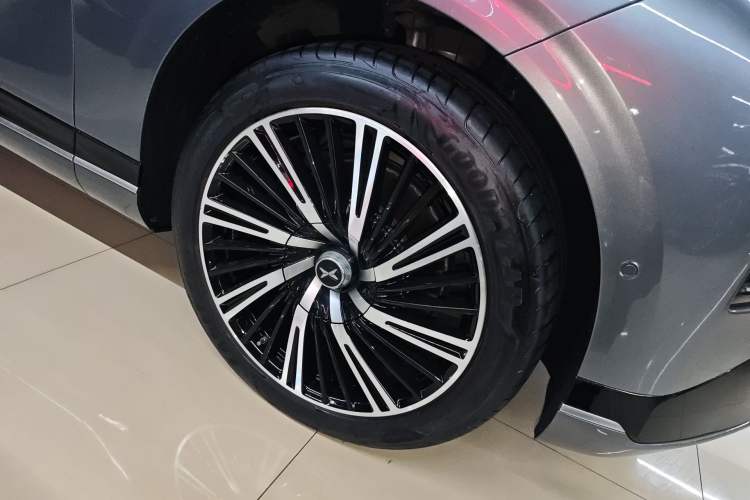 Used XPeng G9 2022 650 Performance Edition Max Right Front Wheel Hub