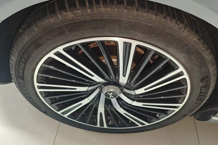 Used XPeng G9 2022 650 Performance Edition Max Right Rear Wheel Hub