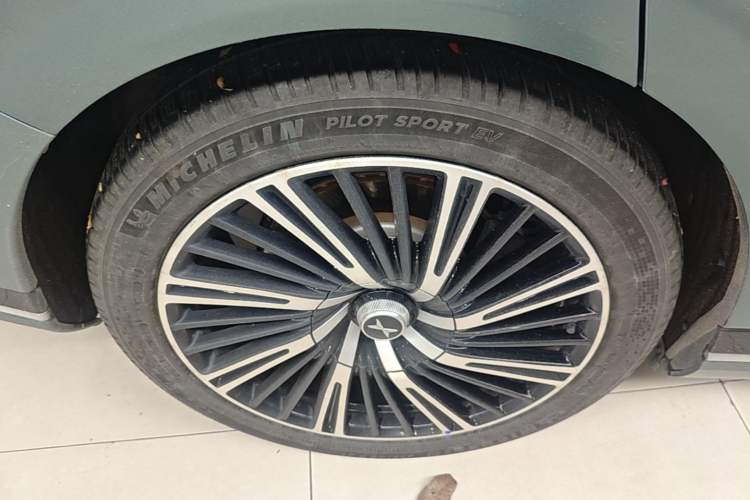 Used XPeng G9 2022 650 Performance Edition Max Right Rear Wheel Hub
