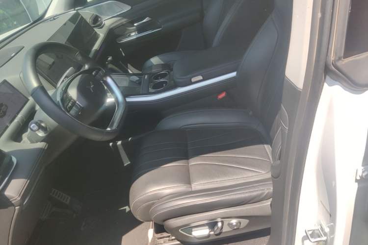 Used XPeng G9 2022 650 Performance Edition Max Left Front Seat