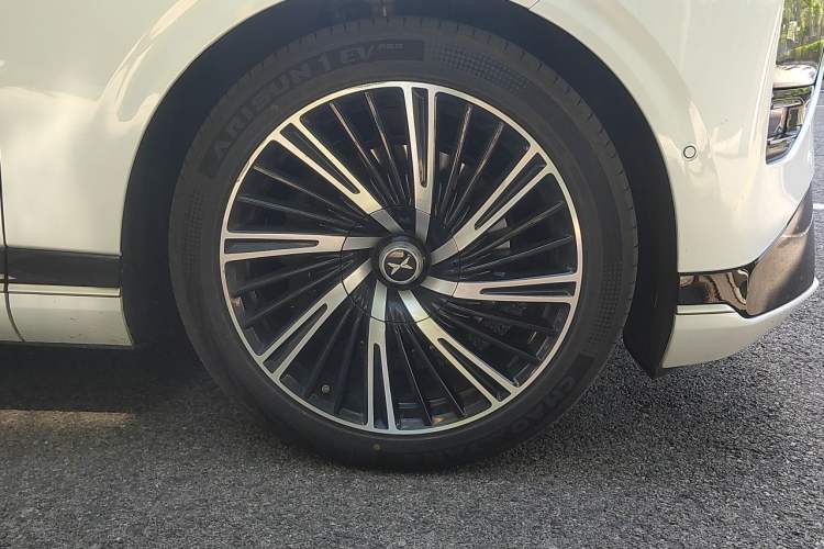Used XPeng G9 2022 650 Performance Edition Max Right Front Wheel Hub