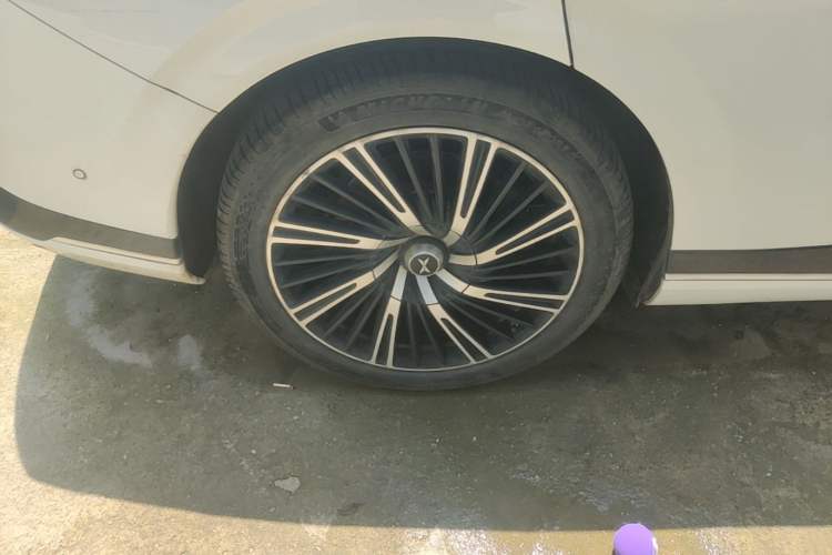 Used XPeng G9 2022 650 Performance Edition Max Right Rear Wheel Hub