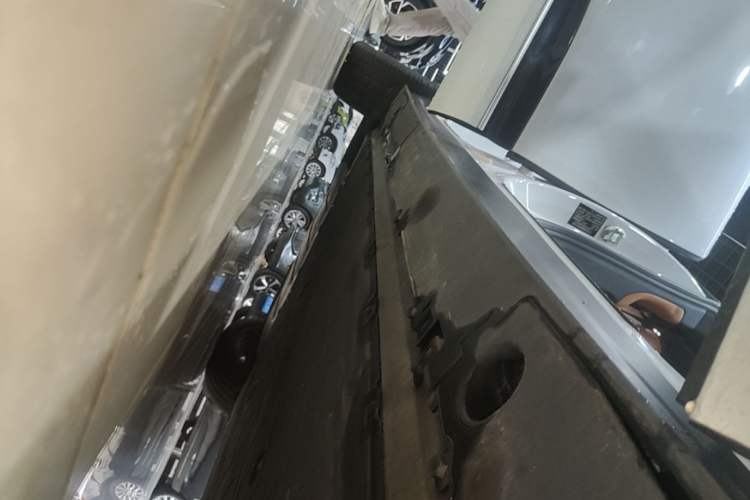 Used XPeng G9 2022 570 Pro Right Side Sill