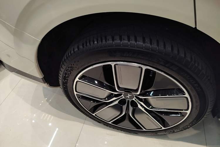 Used XPeng G9 2022 650 Performance Edition Max Right Rear Wheel Hub