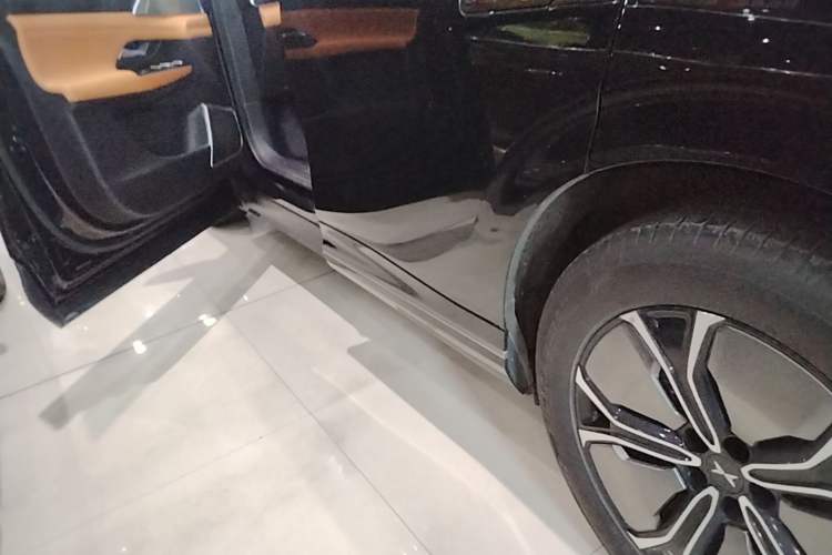 Used XPeng G9 2024 570 Pro Left Side Sill