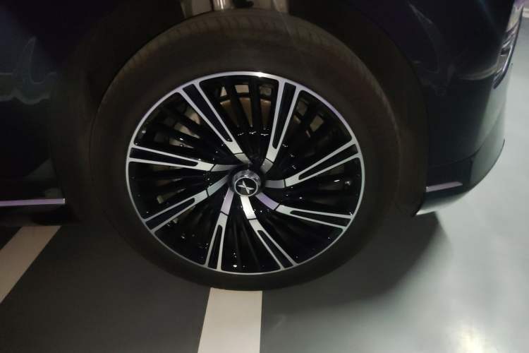Used XPeng G9 2024 570 Max Right Front Wheel Hub
