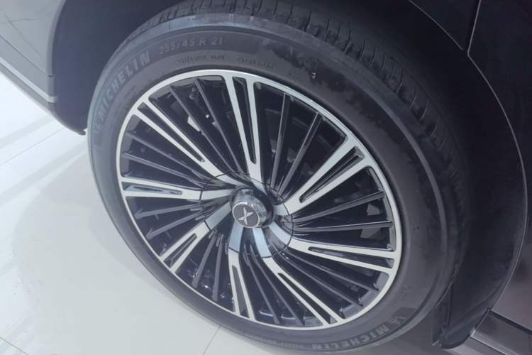 Used XPeng G9 2024 570 Pro Right Rear Wheel Hub